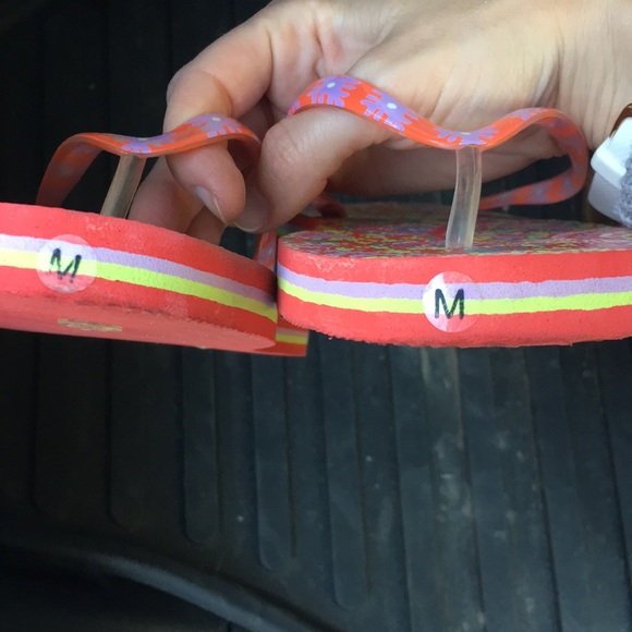 Vera Bradley Flip Flops. Medium. - Picture 3 of 4